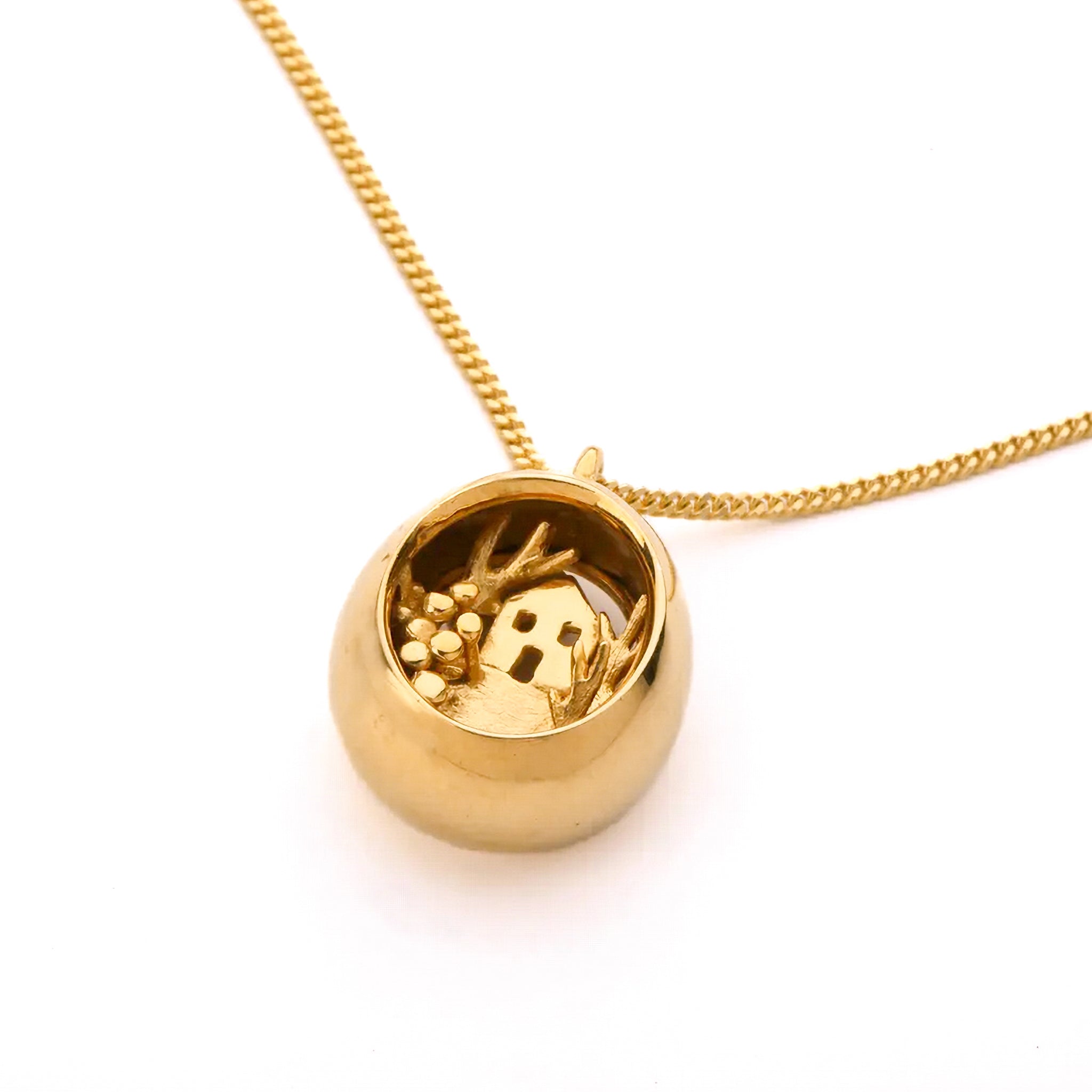 תליון בית קטן ביער