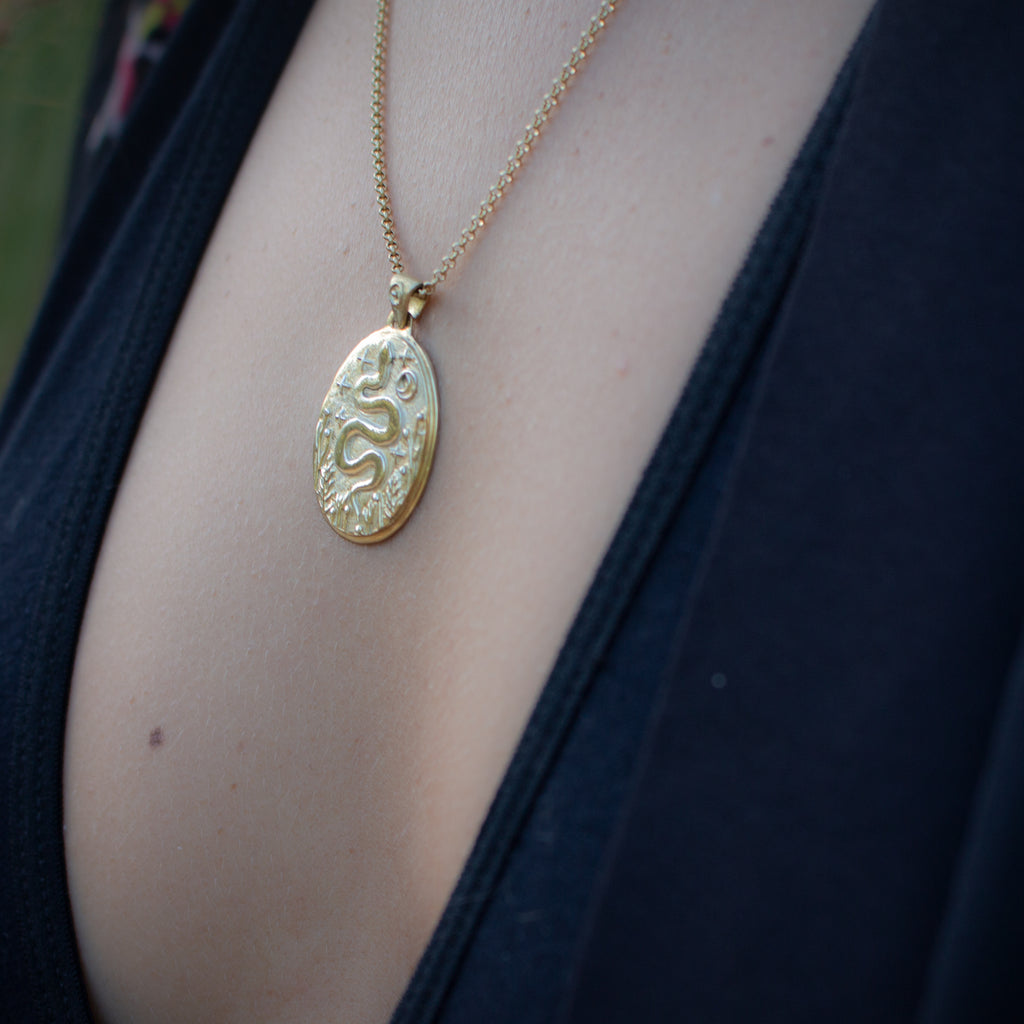 תליון נחש – סדרת הטוטם