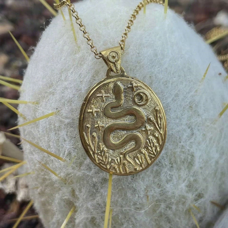 תליון נחש – סדרת הטוטם